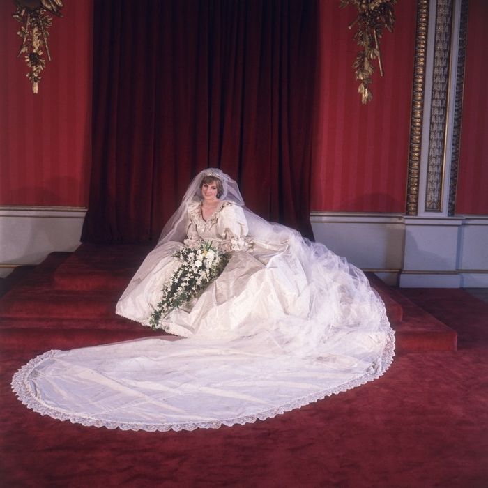 Putri Diana dan gaun pengantinnya.