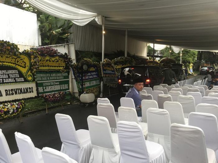 Karangan bunga sepanjang jalan Sekolah Duta I, lingkungan rumah duka AdaraTaista