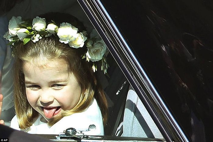 Putri Charlotte menjulurkan lidahnya dan bertingkah lucu