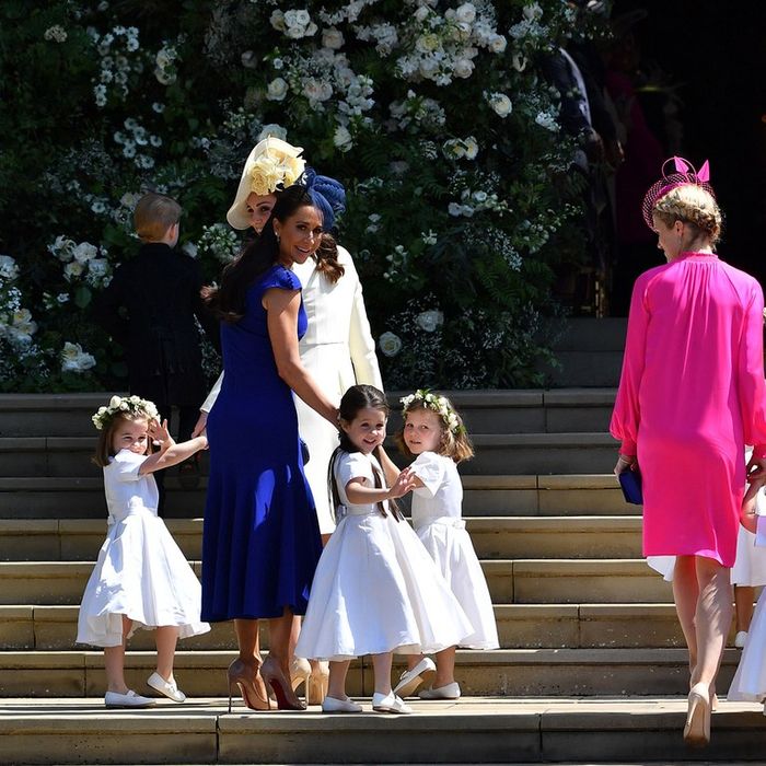 Putri Charlotte melambaikan tangannya saat melihat kerumunan orang