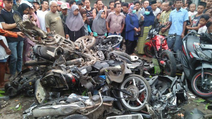 Puluhan motor tergeletak di jalan pasca kecelakaan maut