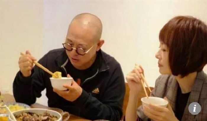 Jet Li saat makan bersama dengan seorang perempuan.