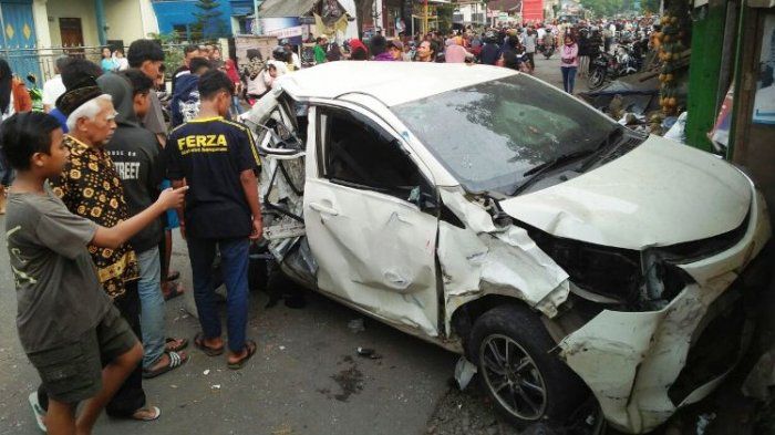 Satu mobil ditabrak truk tronton