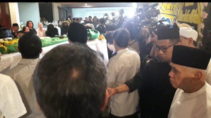 Para peziarah berdoa