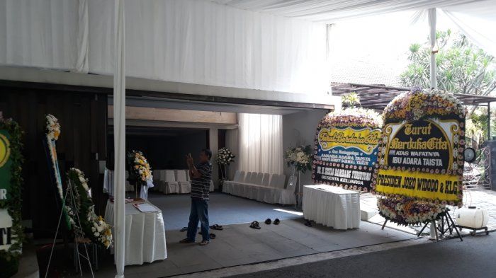 Deretan karangan bunga untuk Adara