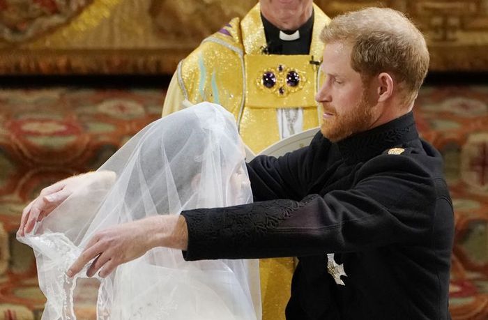 Pangeran Harry gagal mengangkat penutup kepala Meghan