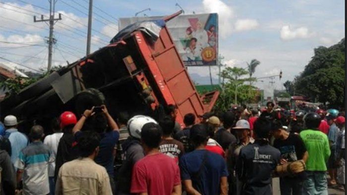 Truk pengangkut gula yang menabrak motor dan mobil