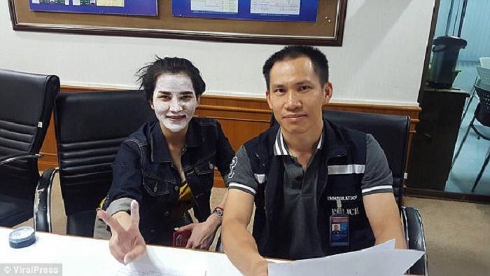 Preaw berpose dengan petugas polisi