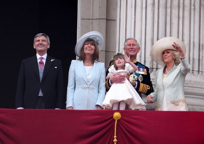 Eliza Lopes digendong oleh kakek tirinya, Pangeran Charles, pada momen pernikahan Pangeran William dan Kate Middleton 2011 lalu