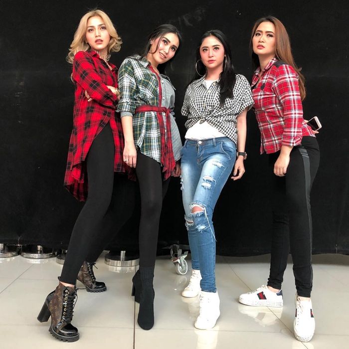 Jedar foto bareng Ayu, Depe dan Vega