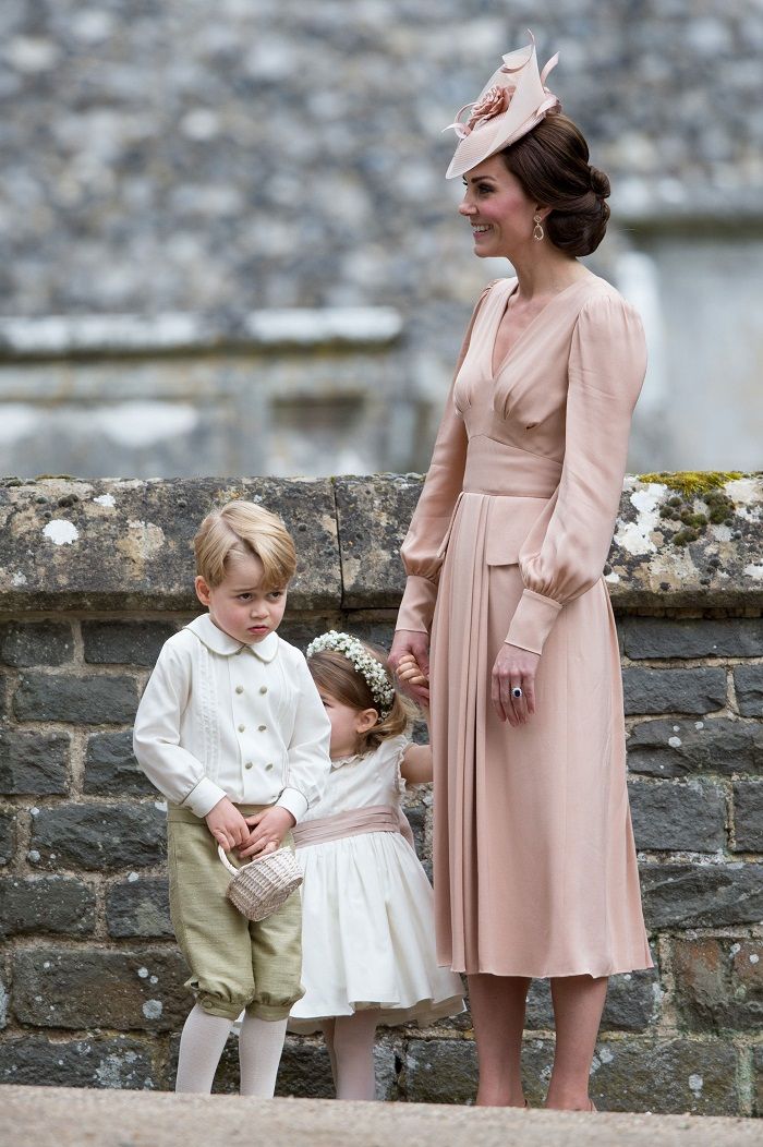 Kate Middleton mengenakan long-sleeve midi dress karya Alexander McQueen di pernikahan adiknya, Pippa Middleton
