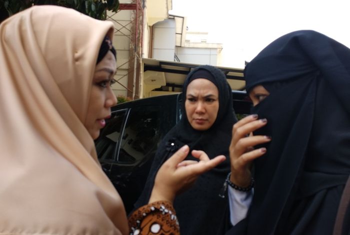 Istri Opick, Dian Rositaningrum membawa dua orang saksi untuk bersidang di dalam sidang cerai mereka.