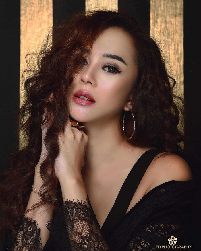 Aura Kasih tampil dengan gaya rambut keriting