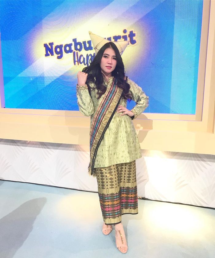 Via Vallen terlihat anggun dalam balutan busana adat khas Minangkabau