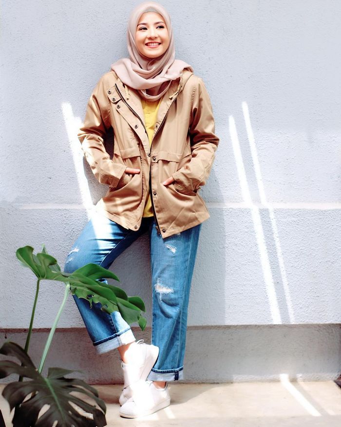 Natasha Rizky memadukan celana denim rolled up dengan parka