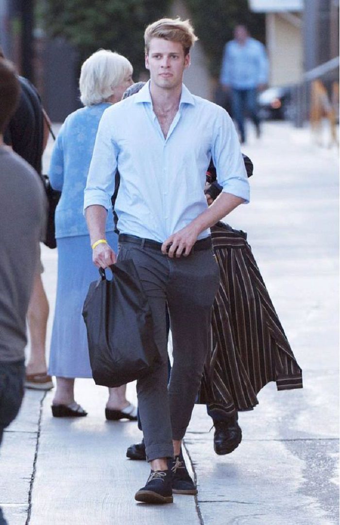 Foto candid Louis Spencer yang diambil oleh paparazzi