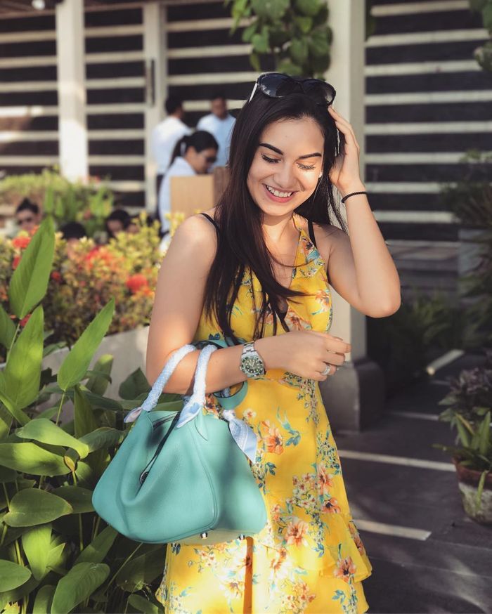 Irish Bella dengan 'Lindy Bag' berwarna biru