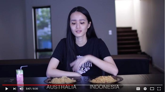 Pepin Miles meminta dua orang partisipan membandingkan rasa Indomie Australia vs Indomie Indonesia