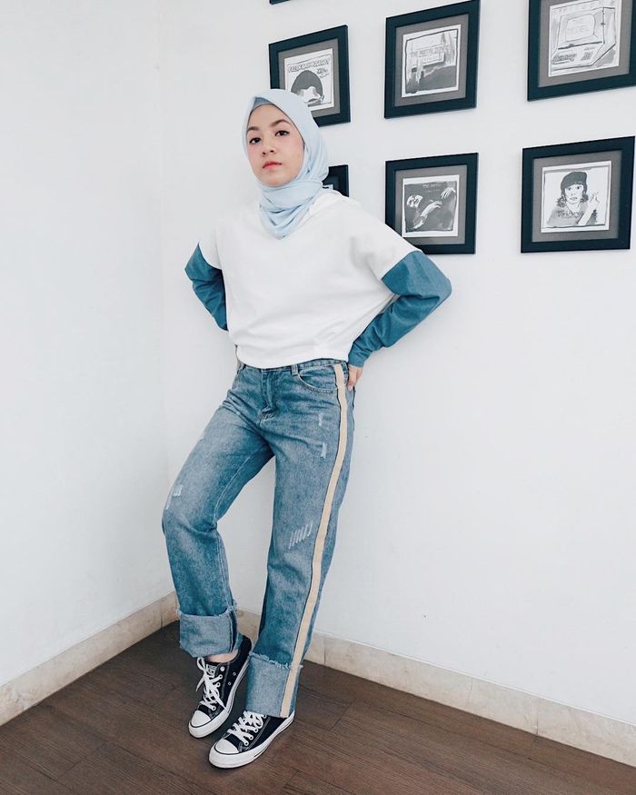 Natasha Rizky terlihat lebih santai dengan kaos two tone bernuansa biru dan putih
