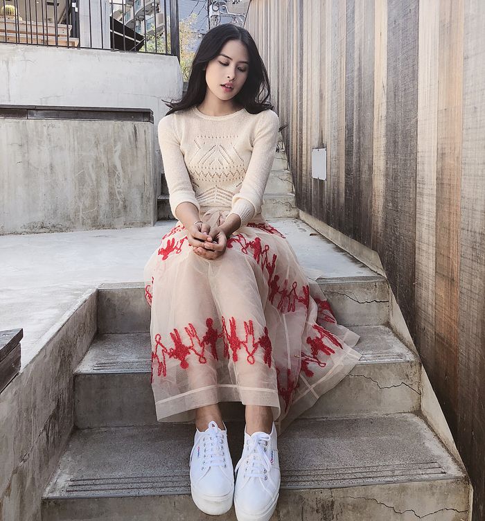 Maudy Ayunda mengenakan skirt transparan yang ditaburi dengan aksen embroidered