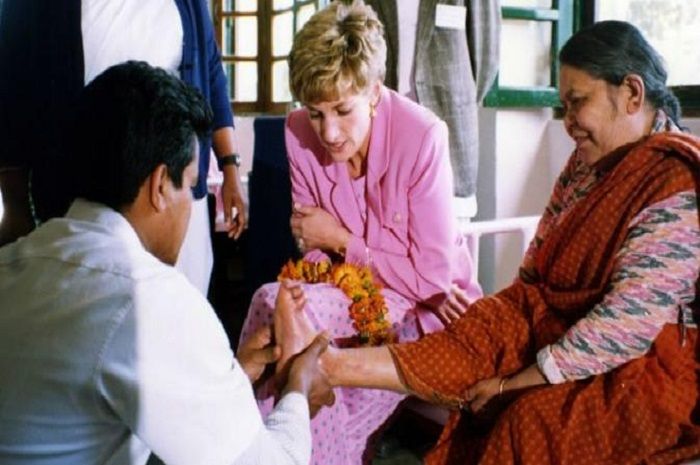 Lady Diana saat dirinya menemui seorang pasien penderita kusta