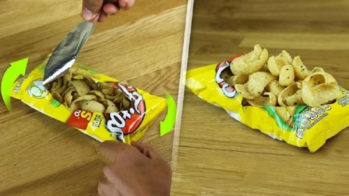 Membuka bungkus snack