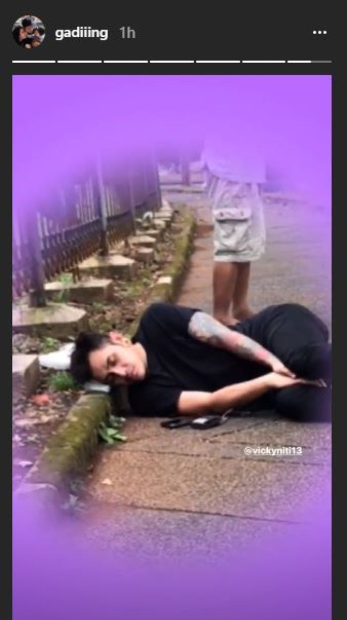 Vicky Nitinegoro tidur di trotoar