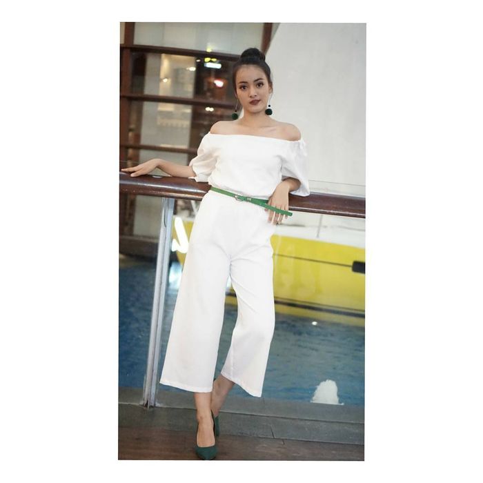 Mawar Eva tampak elegan dengan jumpsuit model off shoulder berwarna putih