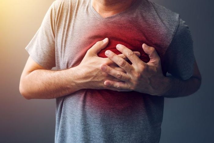 Sakit dada bisa berarti tanda sakit jantung.