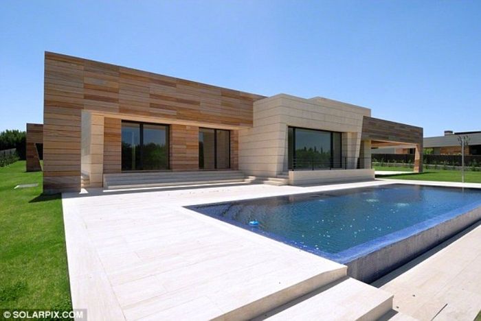 Tampak luar rumah Gareth Bale, pemain Real Madrid (Solarpix.com)