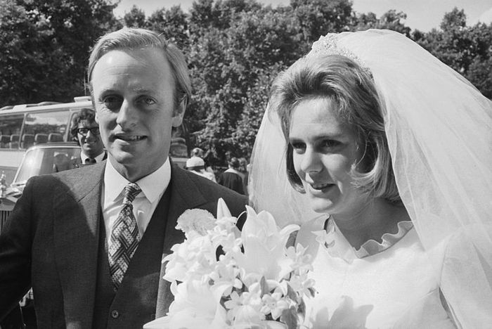 Andrew dan Camilla Parker Bowles pada hari pernikahan mereka