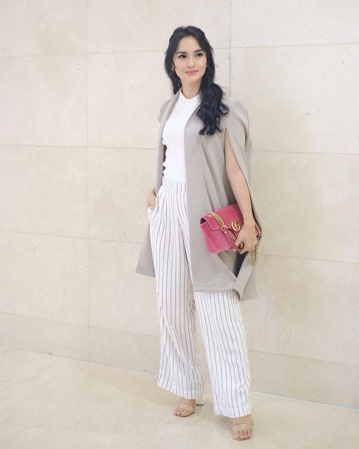 Atasan putih dan celana stripe