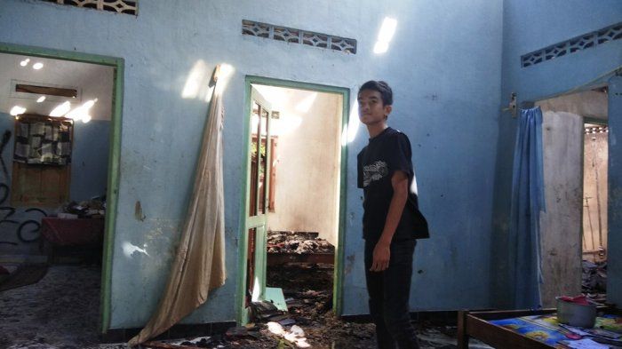Kondisi rumah Tri Iswanti setelah dibakar sang anak.