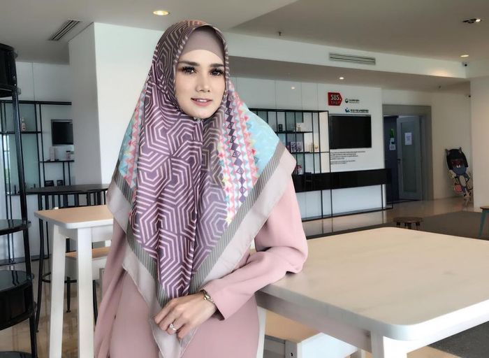 Mulan Jameela tetap tampil dengan gaya yang simpel dan sederhana.
