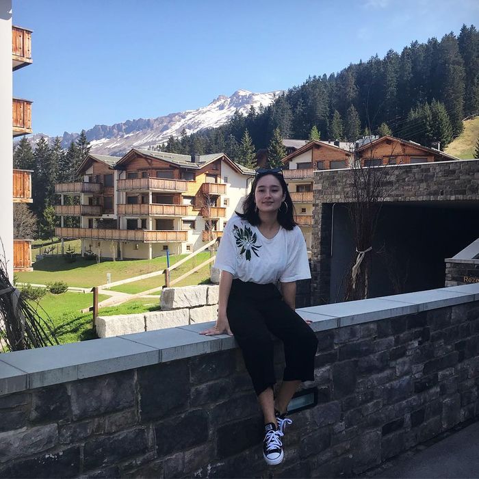 Tatjana Saphira bergaya simpel dengan kaus oblong