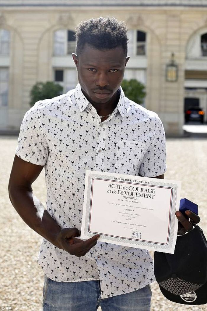 Mamoudou Gassama mendapat sertifikat keberanian dan dedikasi