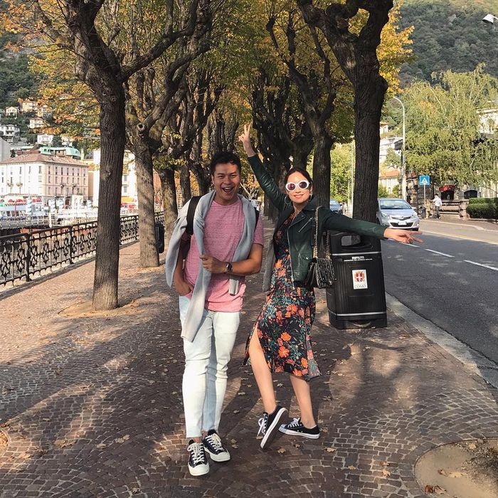 Tatjana Saphira dengan dress floral dan leather jacket