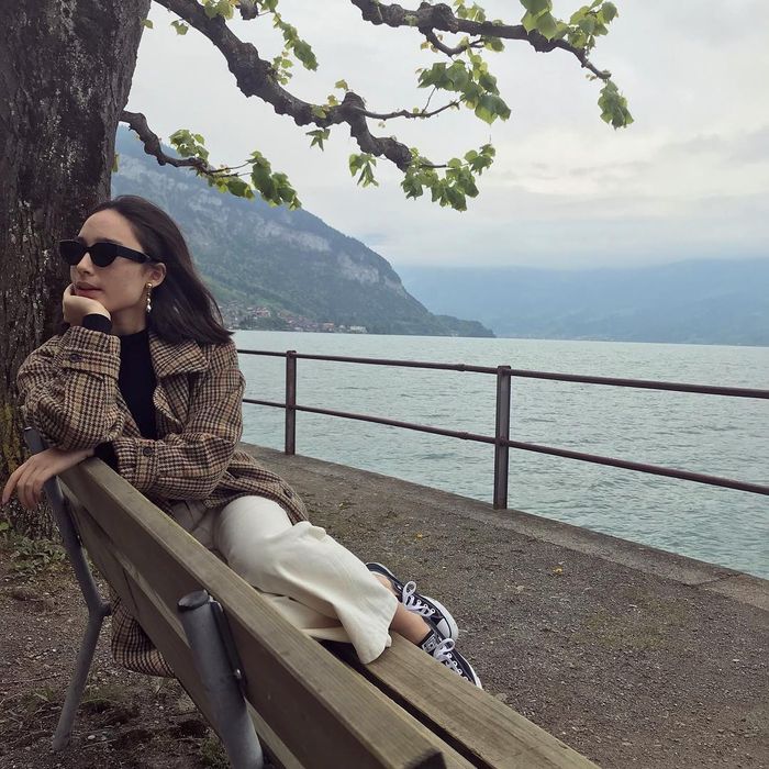 Tatjana Saphira dengan paduan coat dan sneakers