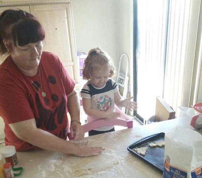 Laura Fisher membantu Bella membuat kue ulang tahun untuk ibunya