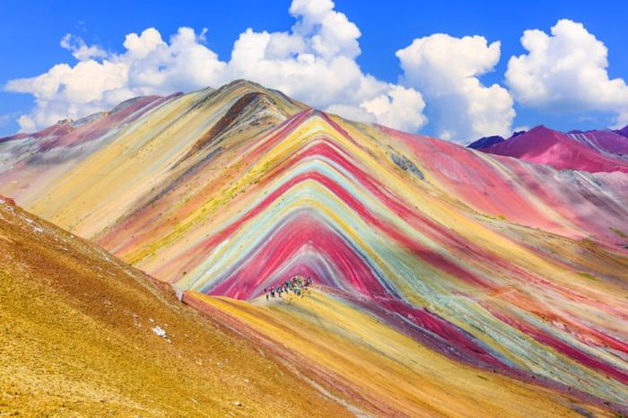 Rainbow Mountain di Andes Peru dan di China.