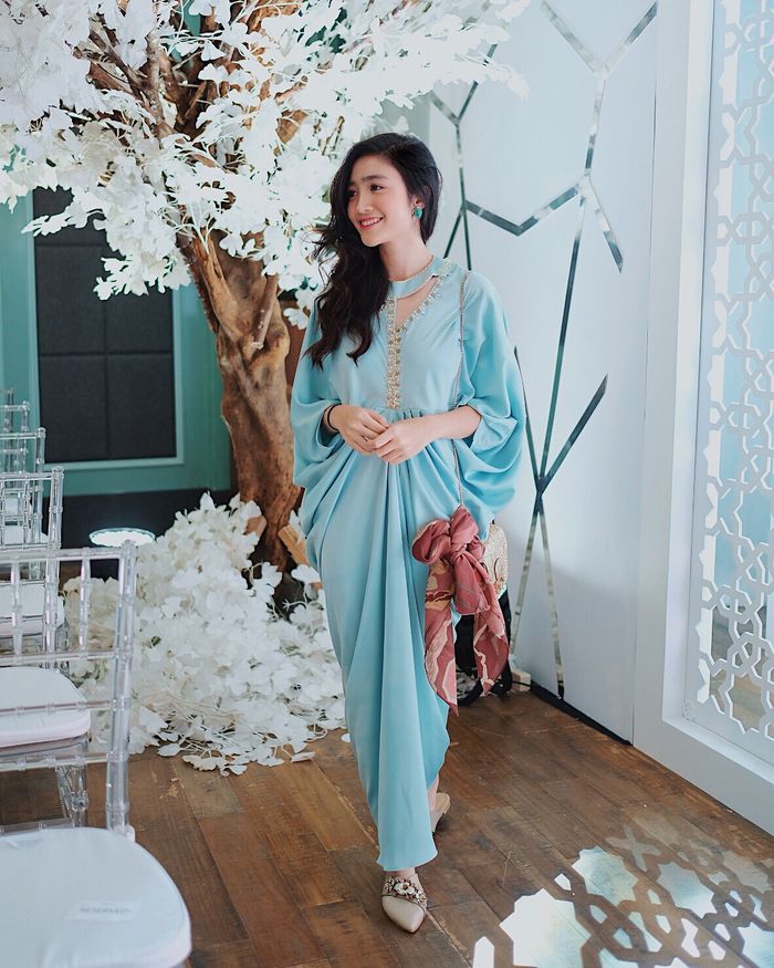 Febby Rastanty mengenakan kaftan dengan model cut out warna light blue