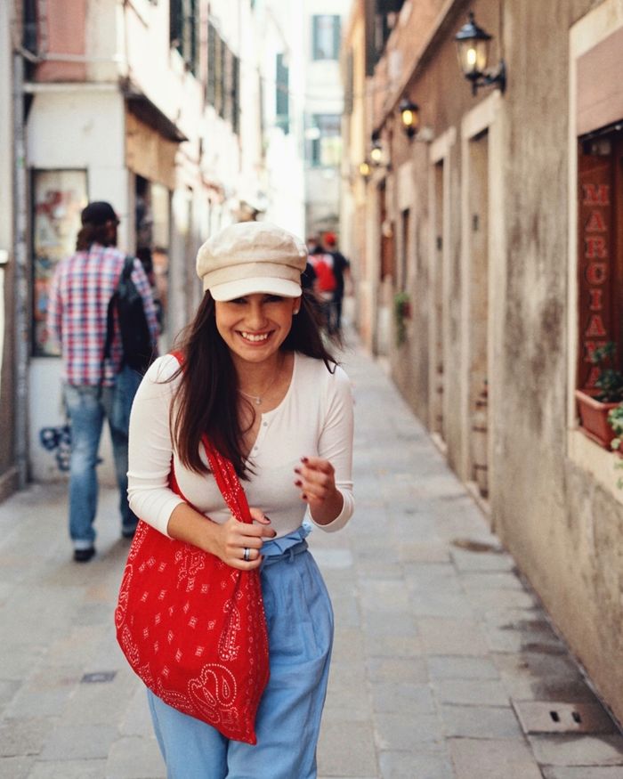 Tampak gatsby cap turut melengkapi gaya OOTD Irish