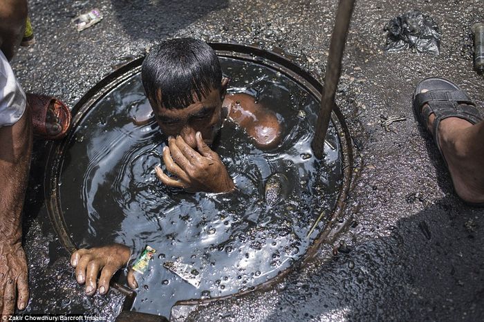 Pembersih saluran pembuangan di Bangladesh.
