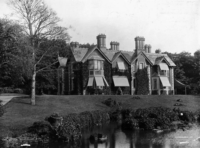 Penampakan York Cottage pada tahun 1885, kado pernikahan untuk Pangeran George dan Puteri Mary
