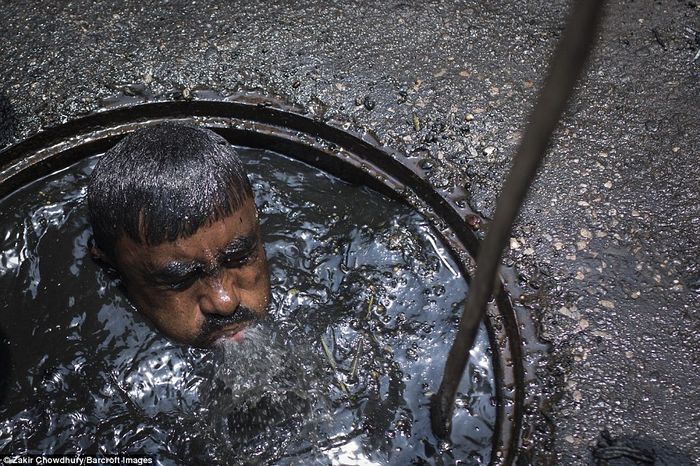 Pembersih saluran pembuangan di Bangladesh.
