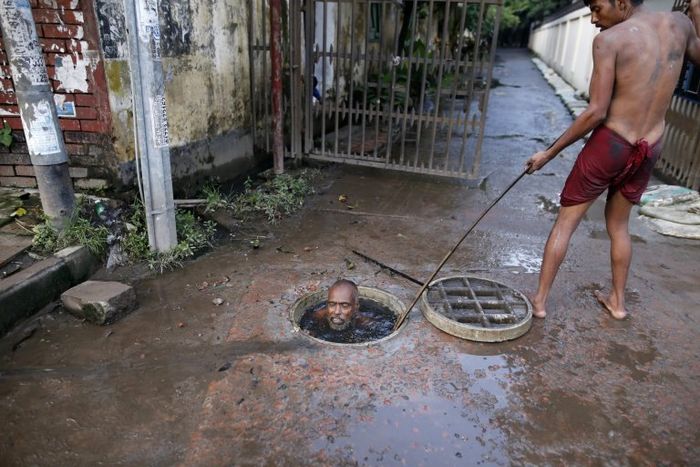 Pembersih saluran pembuangan di Bangladesh.