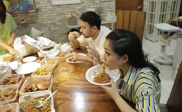 Nagita Slavina sempat menyiapkan makan malam untuk suaminya, Raffi Ahmad.
