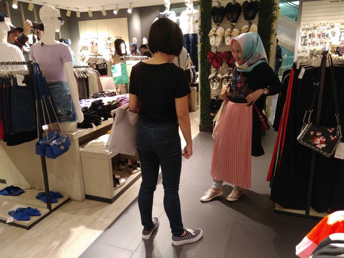 Tim 1 Sedang Memilih Baju