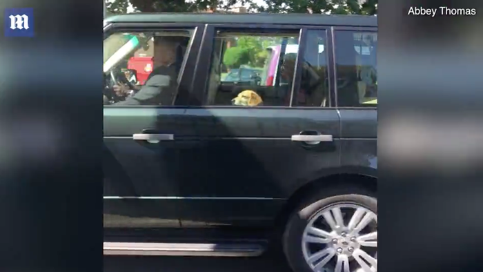 Ratu Elizabeth II dan Meghan Markle jalan-jalan.