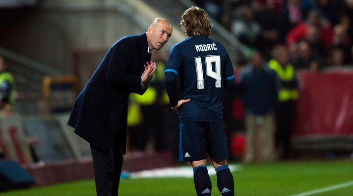 Zidane memberikan arahan pada pemainnya Luka Modric